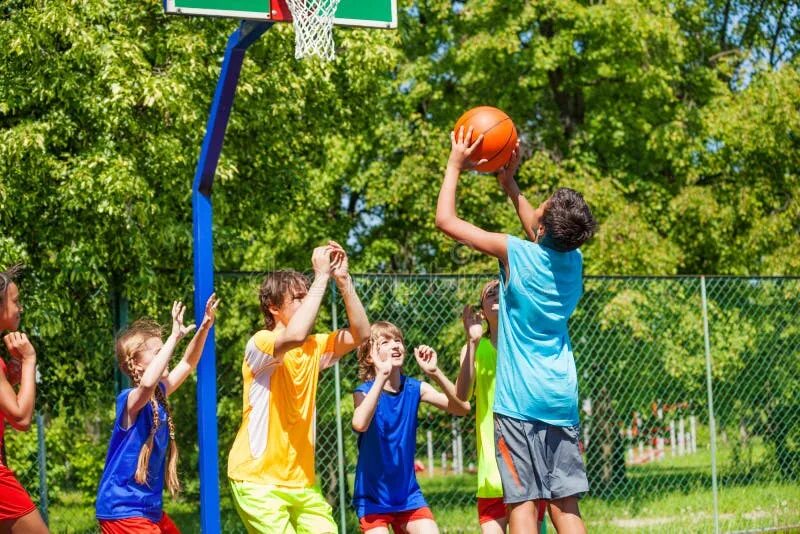 Дети на спортивной площадке. Секция футбола в школе. Двор школы мультяшный. Секция футбола. Дети играющие на площадке.