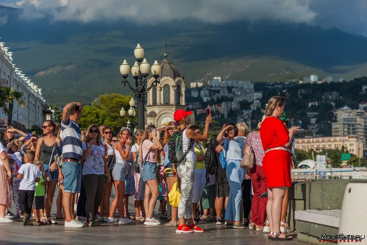 Работа в крыму на лето. Ялта. Набережная. Ялта 2021. Люди на набережной Ялты. Ялтинская набережная.