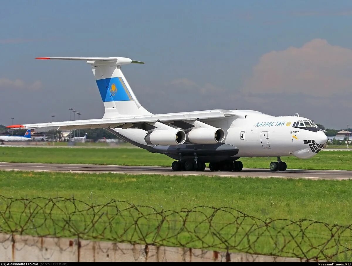 Самолет бе 200 ил 76. Самолёты ил-76 мчс казахстана. 76 рк. 86837 ил-76. Ил 76 казахстан.