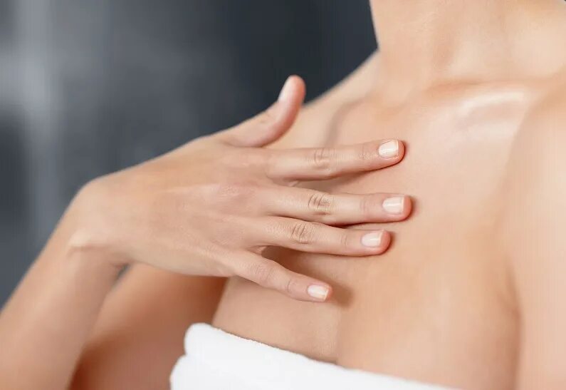 Бурсит плечевого сустава мазь. Нанесение крема на тело. Помазать плечи. Девушка с кремом в руках. Женская шея.