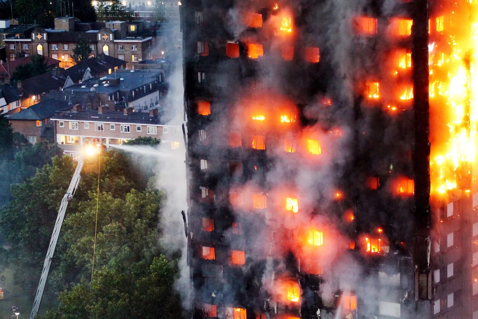 Горит небоскреб. Пожар в здании Grenfell Tower в Лондоне. Пожар в Grenfell Tower, Лондон, 2017 год. Гренфелл Тауэр пожар. Пожары в зданиях Гренфелл-Тауэр.
