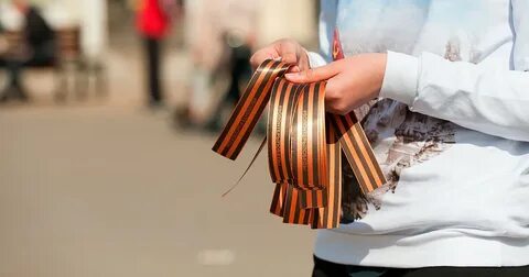 В руки ленточки мы взяли