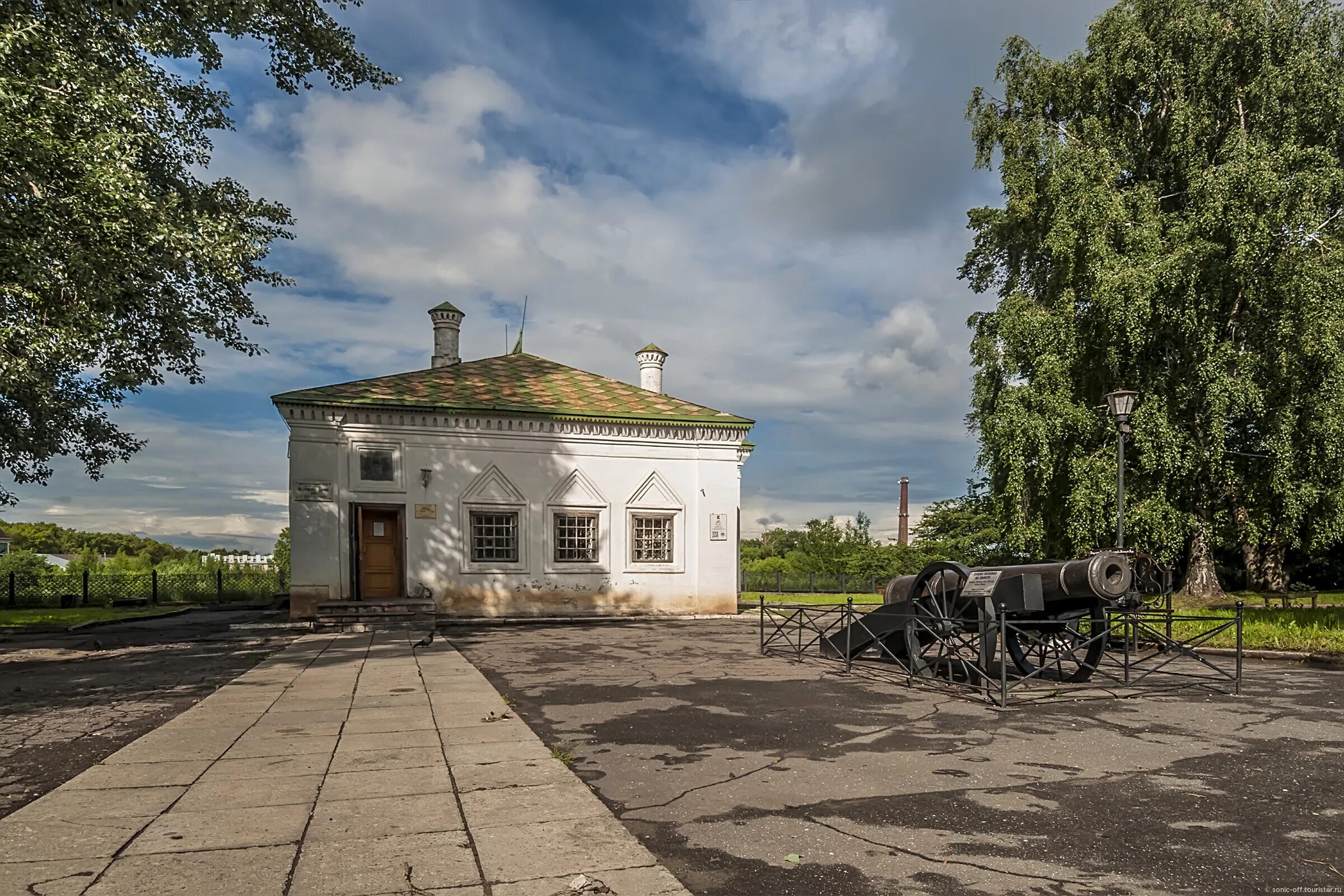 Музей домик петра 1 вологда. Музей петра 1 в вологде. Сквер петра 1 вологда. Петровский домик музей в вологде. Дом музей петра первого вологда внутри.