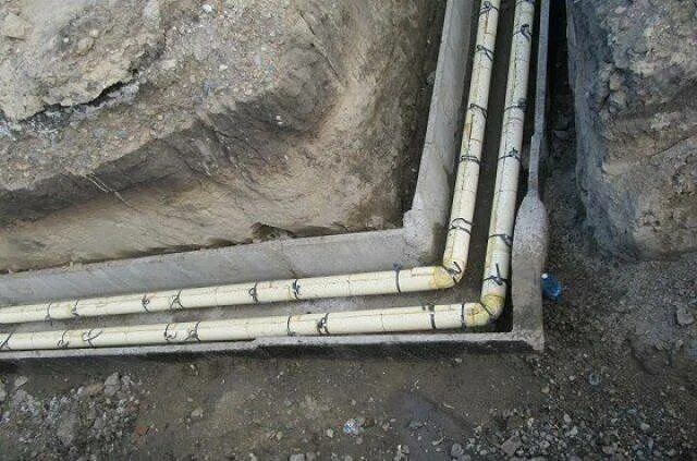 Прокладка труб отопления в земле. Теплотрасса рехау. Укладка теплотрассы упонор в землю. Теплотрасса до бани. Теплотрасса до бани.