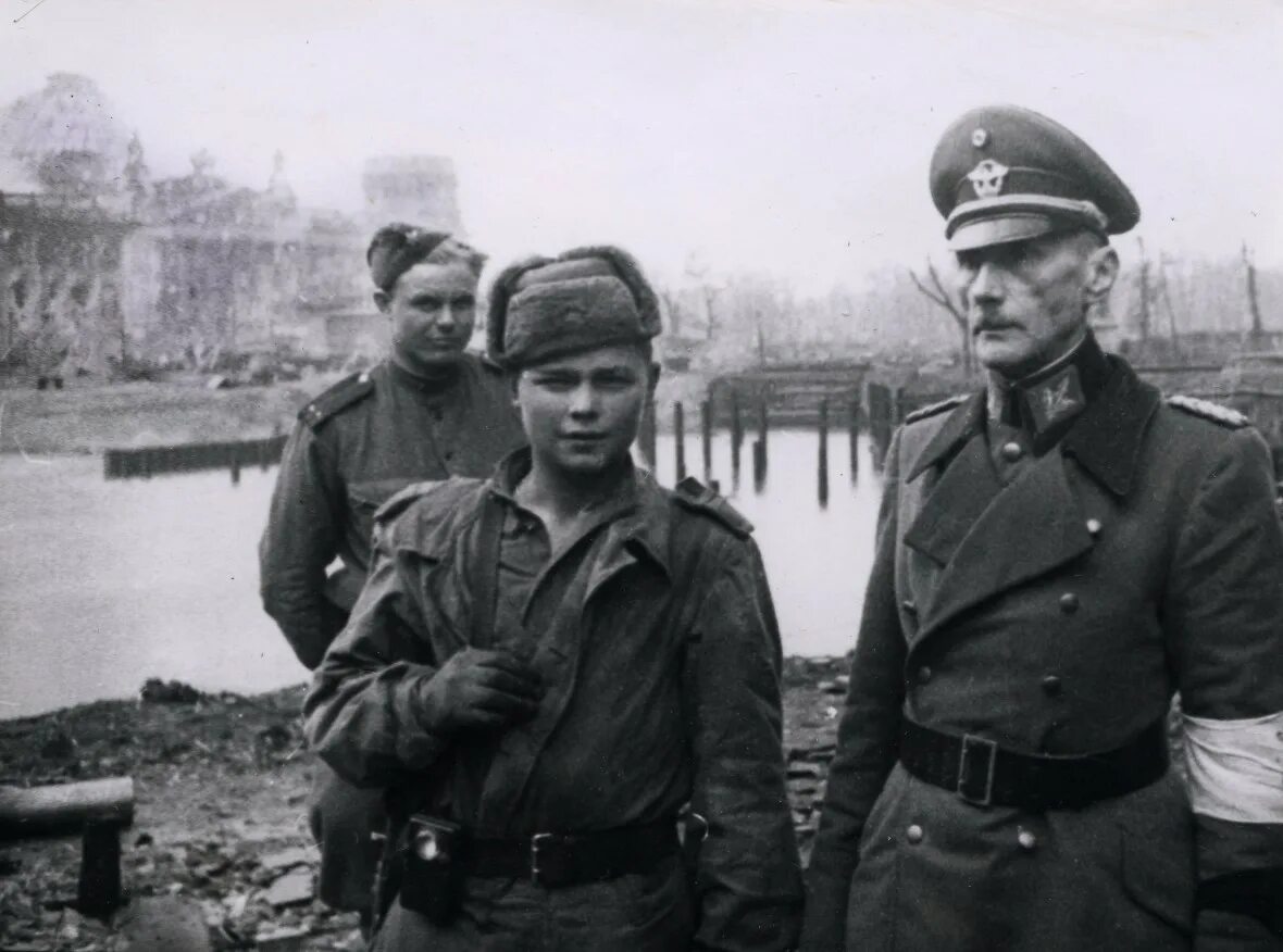 Генерал с двумя часами. Германия 1945 год пленные немецкие солдаты.
