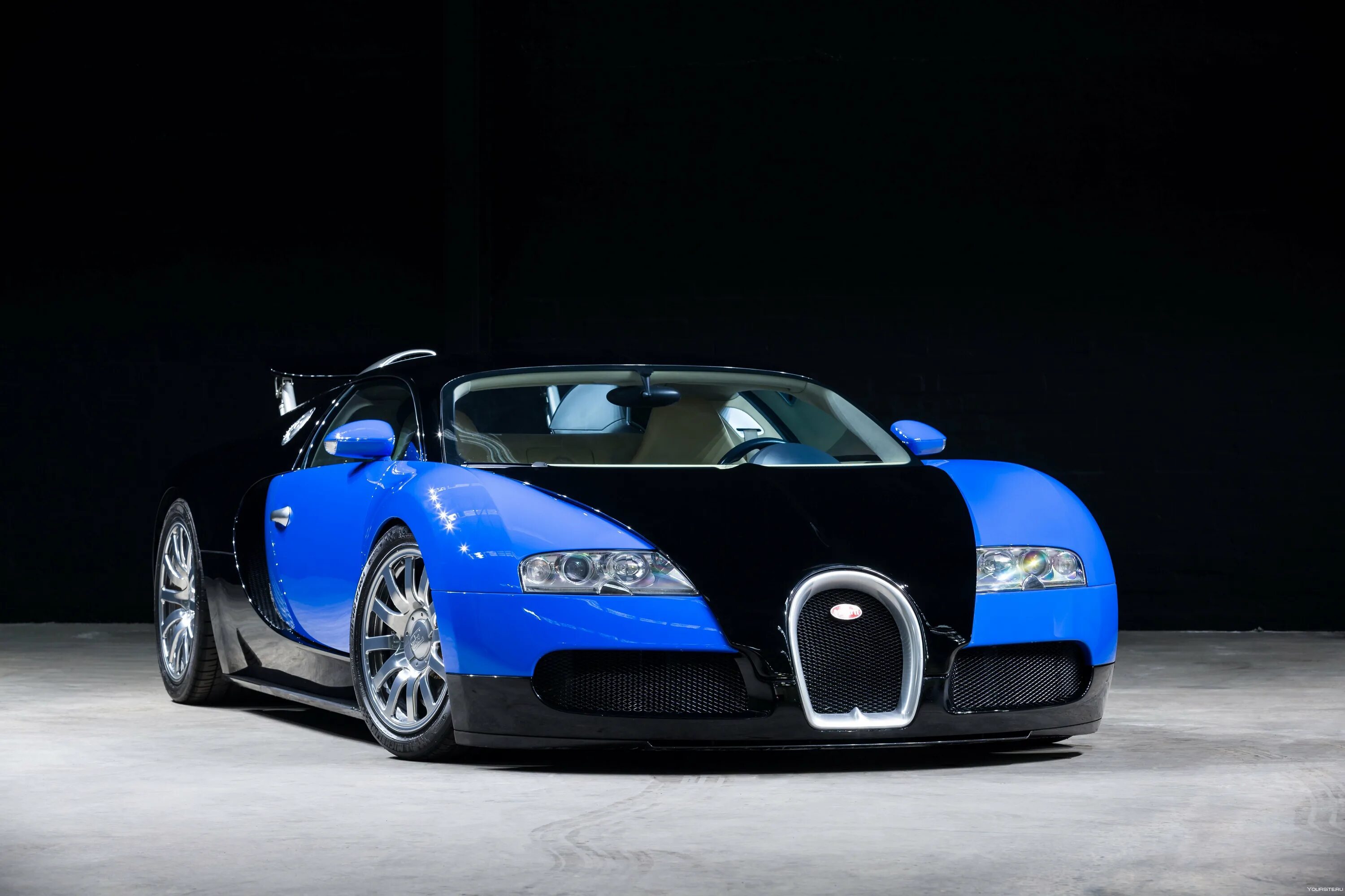 Bugatti производитель. Bugatti Veyron 2005. Бугатти Вейрон 2008. Бугатти Вейрон 2021. Мотоцикл Бугатти Вейрон.