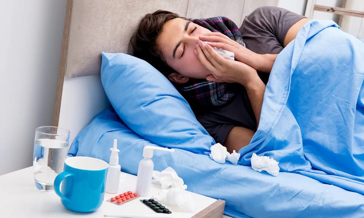 Последние новости о гриппе. Больной человек. Человек болеет. Пациент с простудой. Заболел ОРВИ.