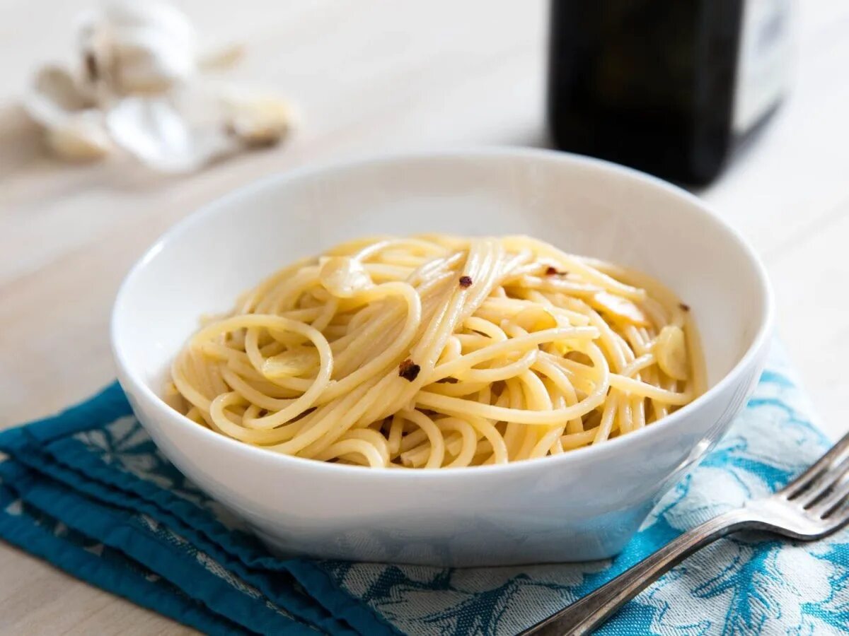 Спагетти айоли. Паста спагетти Spaghetti. Лапша в тарелке. Макароны в тарелке. Тарелка с лапшой