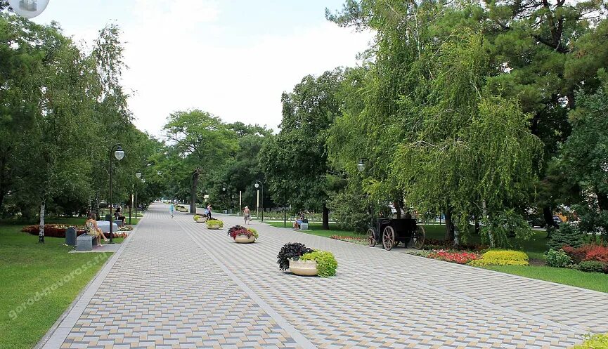 Центральный парк новороссийск. Парк фрунзе новороссийск аттракционы. Сквер новороссийск. Новороссийск ул парк. Сквер пушкина новороссийск.