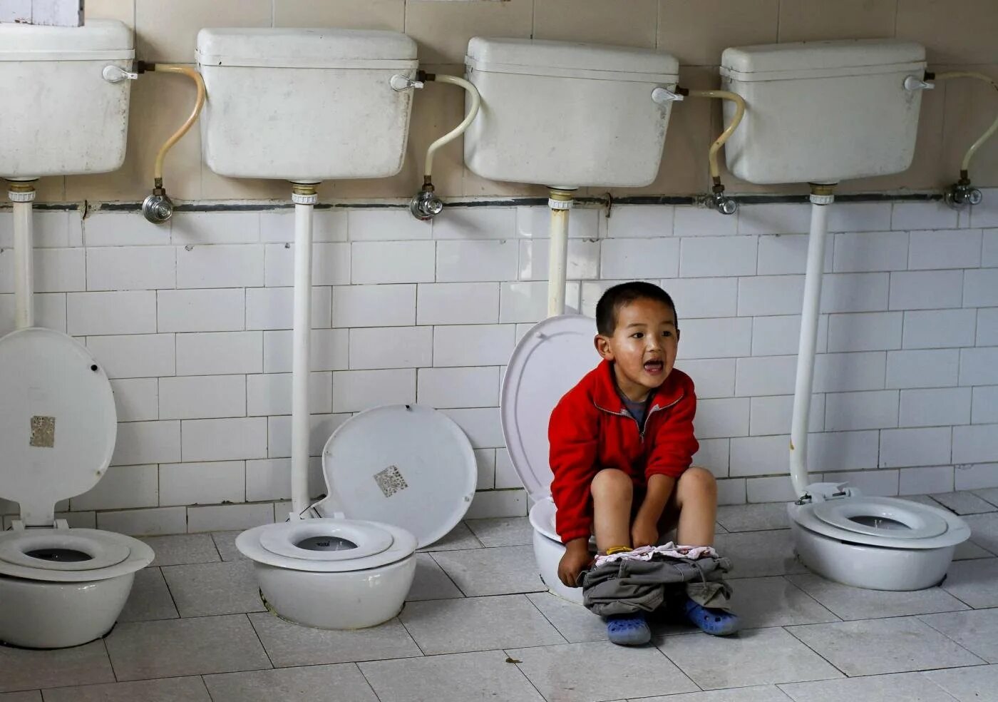 Покажи фотографию туалета. Унитазы общественных туалетов для людей. Школьный унитаз. Туалетный мальчик. Туалет в детском доме.