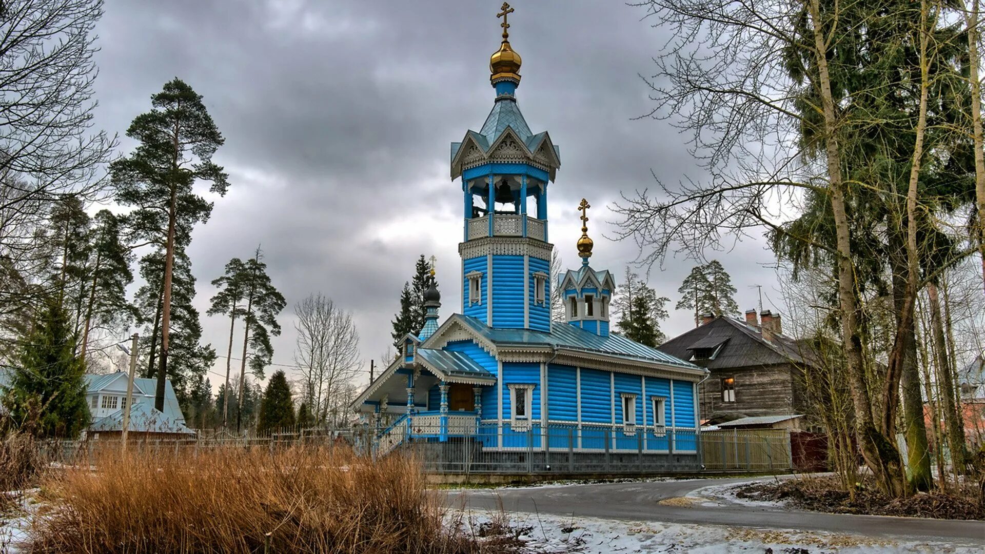 Церкви ленинградской области фото. Храмы в Сиверской Ленинградской области. Поселок Сиверский Гатчинский район. Сиверский храм апостолов Петра.