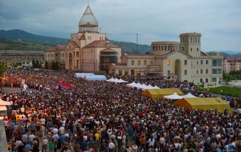 В ереване пройдет. Площадь Возрождения Степанакерт. Ереван март. Дома в Степанакерте. Ераблур Ереван.