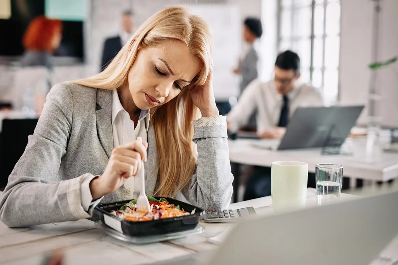 Домашних условиях облегчить состояние. Ланч фото женщина. At lunch. Lunch at work. Worker at lunch.