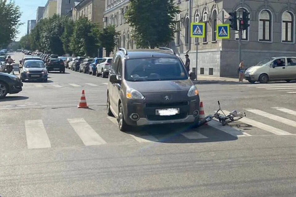 Сбитый мальчик на велосипеде. Автомобиль на пешеходном переходе. Пешеходный переход со светофором.