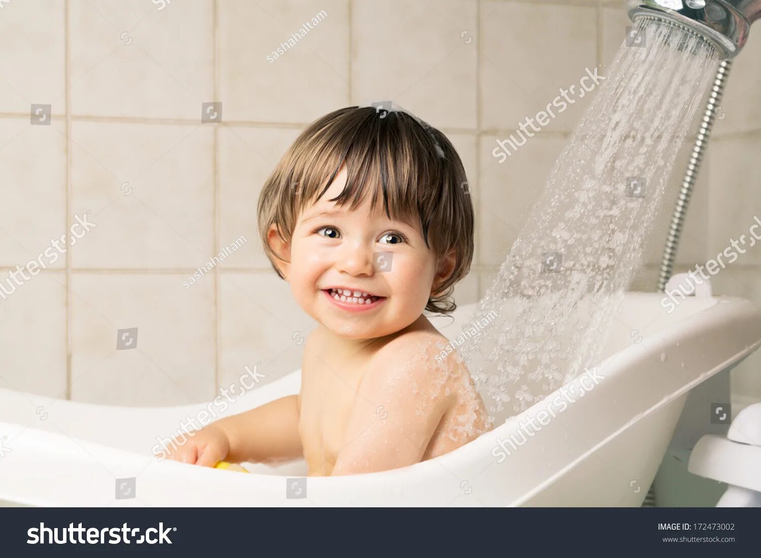 Child bath. Ребенок под душем. Душа ребенка. Мальчишки в душе.