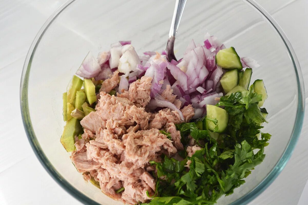 Салат с тунцом. Salat s tunzom. Салат с тунцом консервированным. Тунец консервированный салатный. Салат с тунцом можно