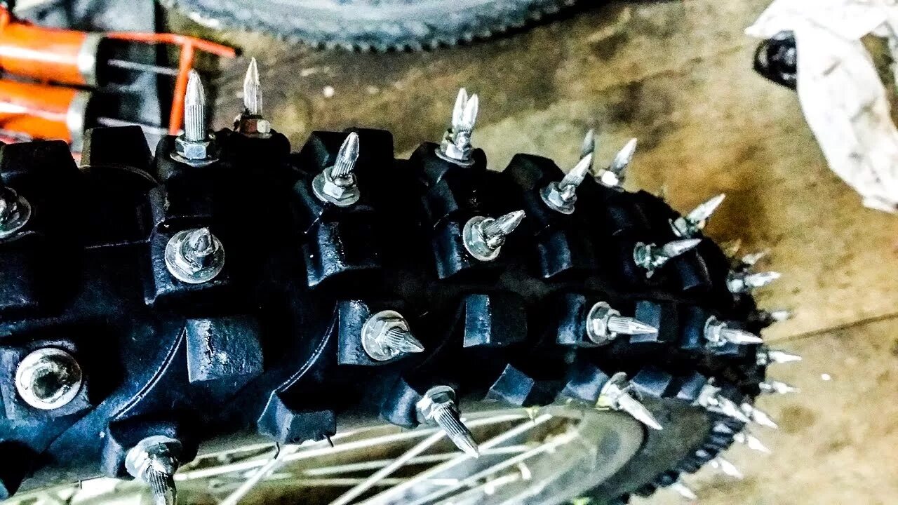 Шиповка эндуро. Шиповка дюбелями эндуро. шиповка моторезины дюбелями. шиповка гусеницы мотобуксировщика кровельными саморезами. шиповка резины мотоцикла дюбелями.
