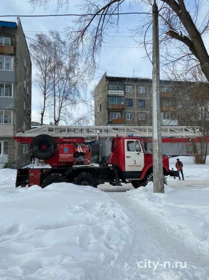 Континент горит новокузнецк. Лицей 104 Новокузнецк горит. Пятерочка Новокузнецк. Пожар в Новокузнецке 11 декабря. Пожар в Новокузнецке на Запсибе Горьковская 49.