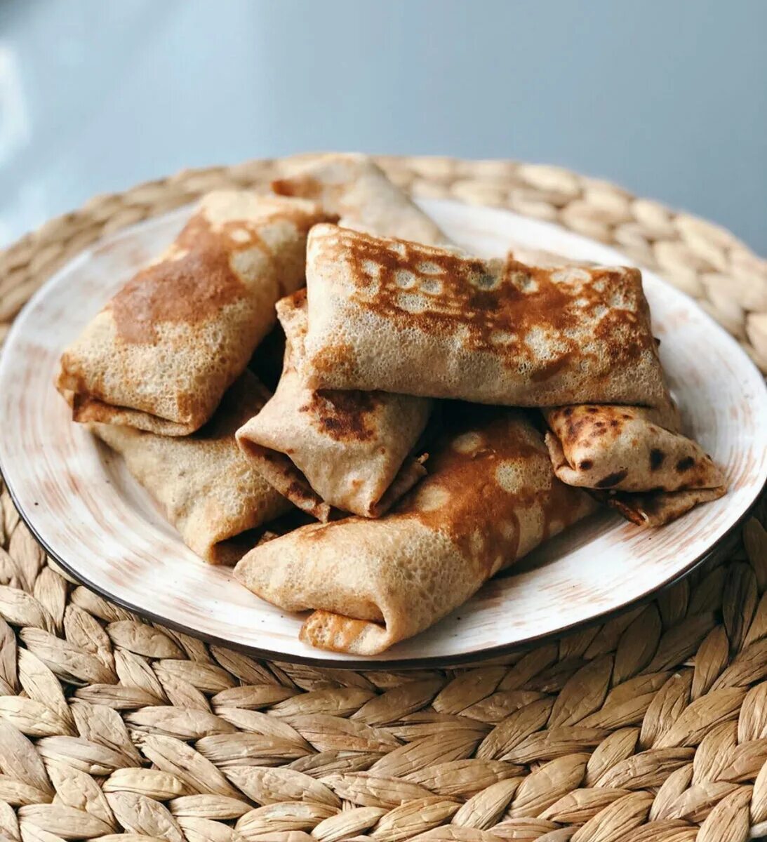 Блины с мясом и грибами. Блинчики с мясом. домашние блинчики с мясом. блины с мясной начинкой. блинчики с мясом и грибами.