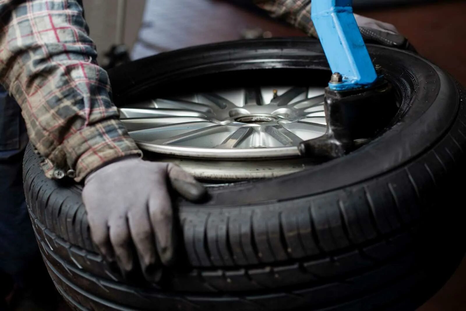 Китайский мишлен резина. Муфельная лабораторная печь раскаленная. Нагрев шины. Сцепление шин с поверхностью дороги. Промышленная печь.