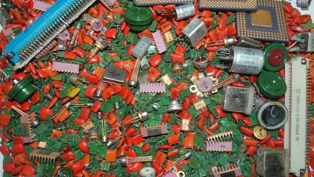 Что брать с плат. Что взять с плат. Радиодетали ссср конденсаторы транзисторы микросхемы. Механическая клавиатура для zx spectrum+. Радиоэлементы на плате.