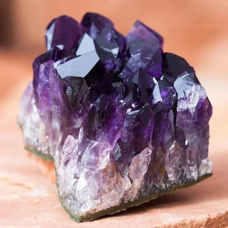 Покажи аметист. Фиолетовый кварц аметист. Аметист камень друза. Кристаллы аметиста в Камне. Друза аметиста / минерал.