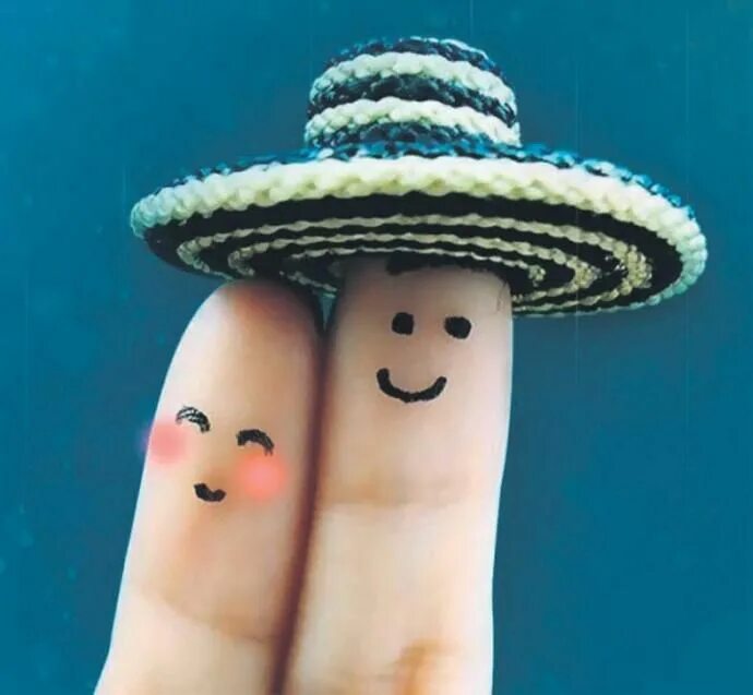 Татуировка смайлик на пальце. Кепка из фикс прайса. Finger hat. Hat finger family. Finger hat.