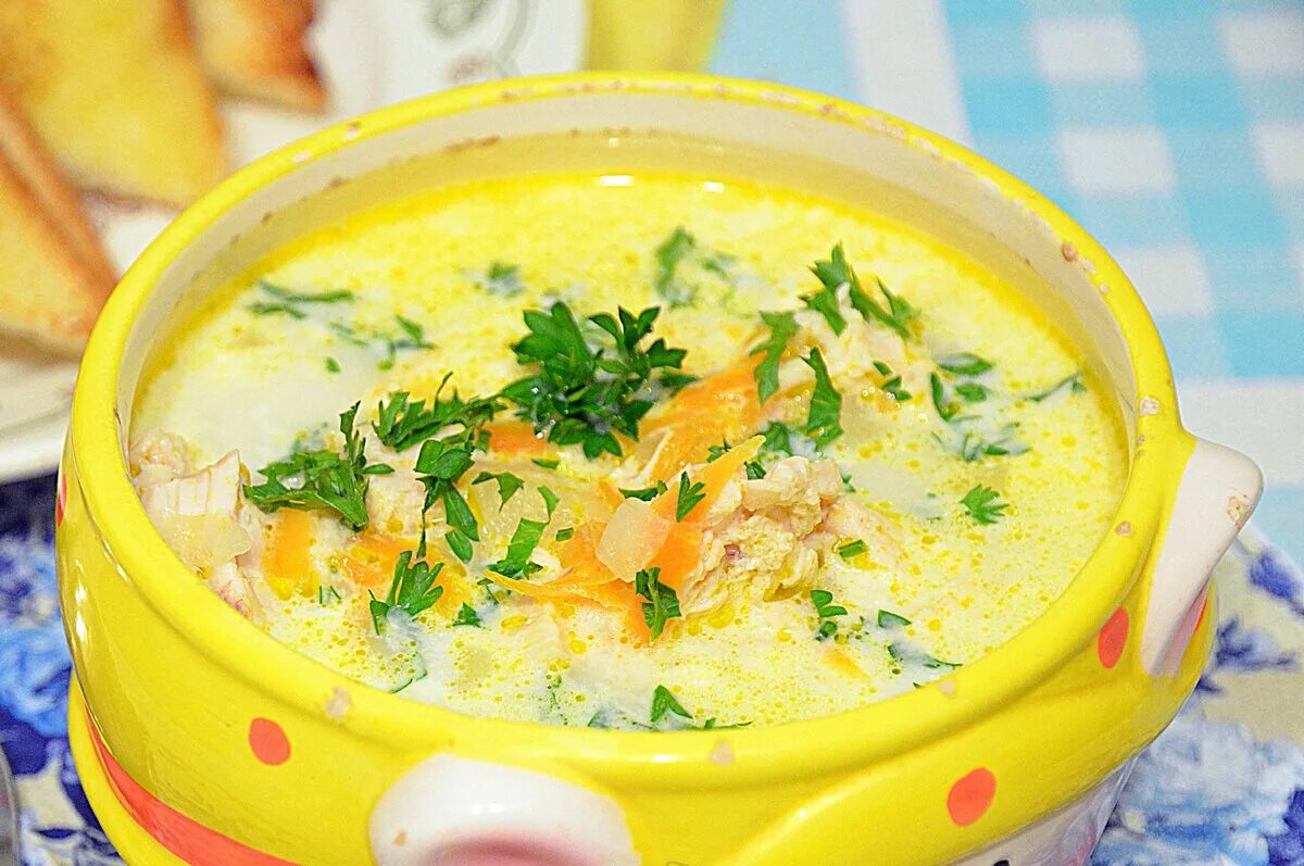 Суп из копченой курицы с плавленным сыром. Сырный суп с шампиньонами и брокколи. английский куриный суп с плавленым сыром. сырный суп (с плавленным сырком) с курицей. сырный суп из плавленных сырков.