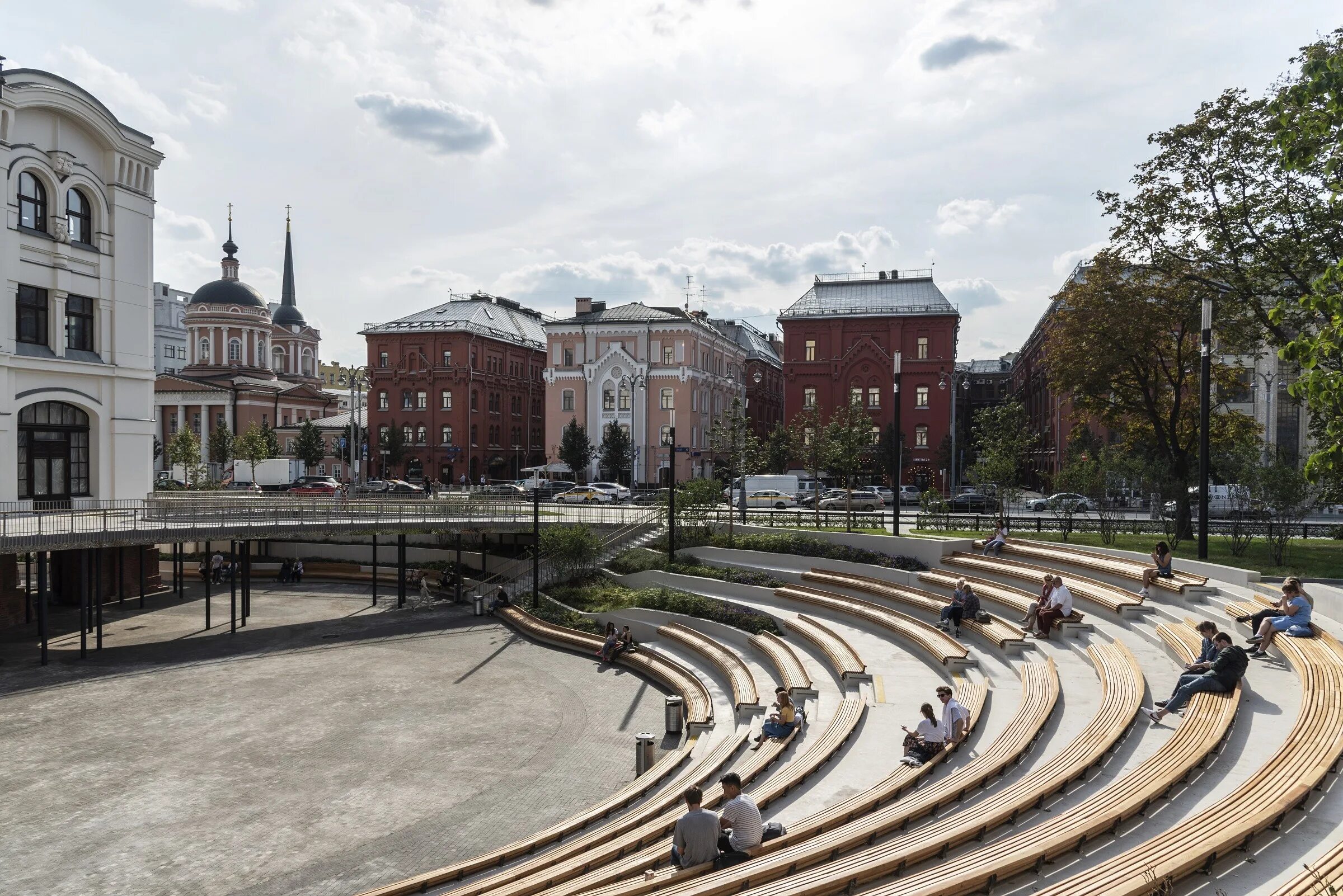 Малый амфитеатр зарядье. Амфитеатр политехнического музея. Общественные пространства москвы. Пешеходная зона арбат в москве. Музейный парк политехнический музей.