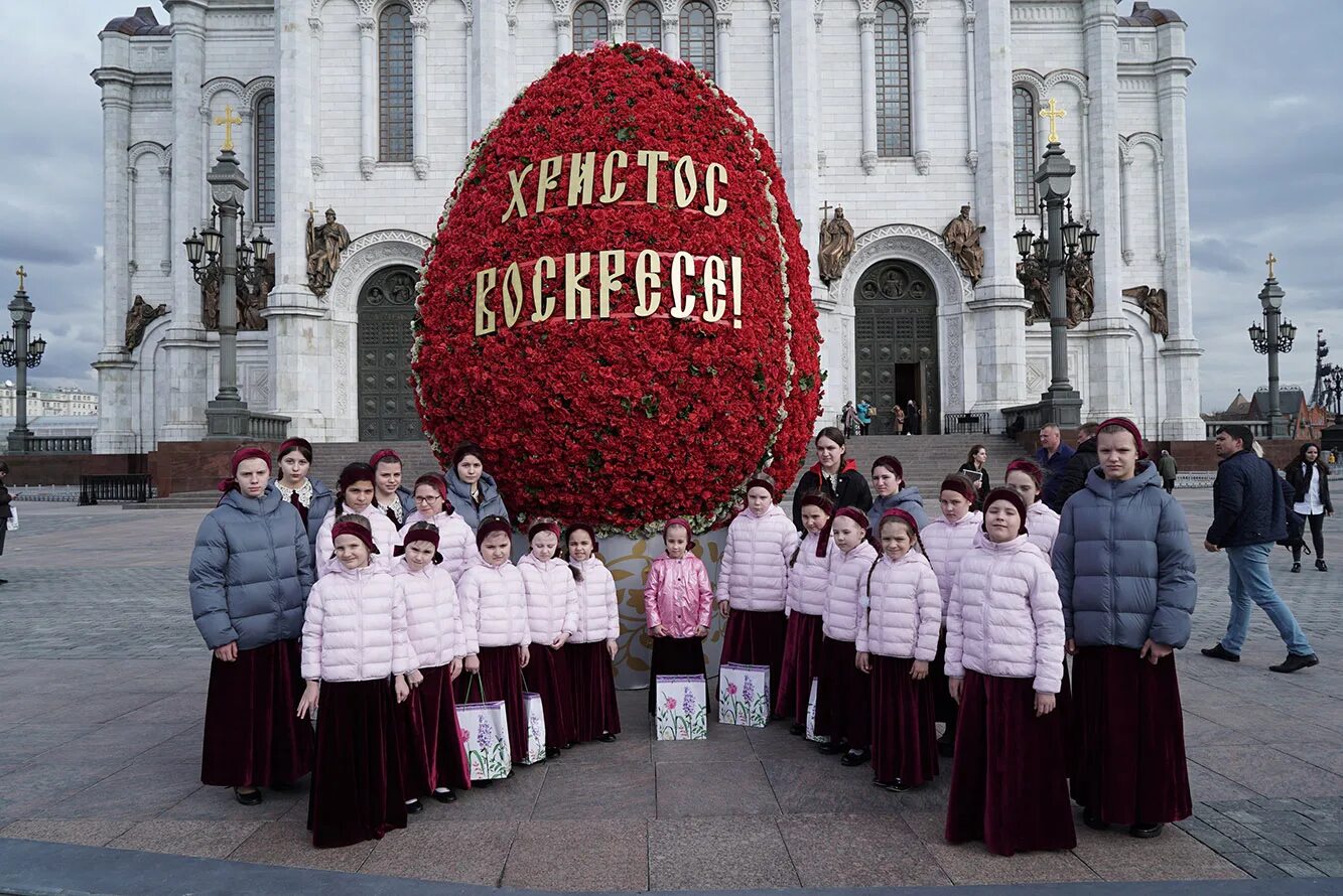 Церковные праздники в 2024 пасха. Храм Христа Спасителя монастырь. Храм Христа Спасителя Пасха 2022. Покровский Михайловский женский монастырь Пасха. В храме Христа Спасителя Пасха.