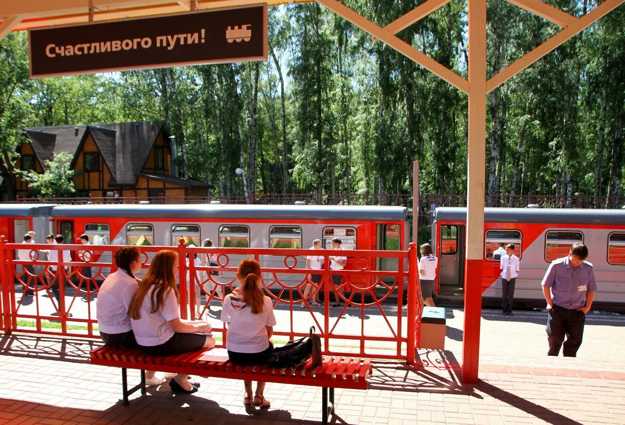 Детская железная дорога в новомосковске тульской. Тульская джд. джд новомосковск. новомосковская железная дорога. локомотив джд новомосковск.