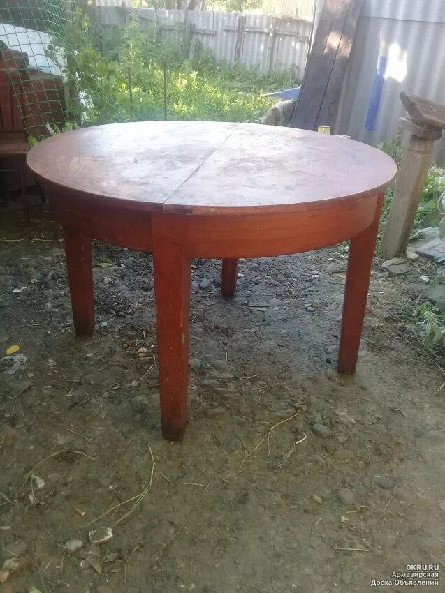 Старый круглый стол раздвижной. Стол круглый деревянный на 4 ножках. Круглый стол на четырех ножках. Советский круглый стол раздвижной.