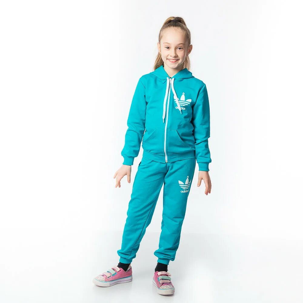 Девочка в спортивном костюме адидас. Спортивный костюм adidas для девочки. Спортивный костюм для девочки адидас. Костюм спортивный для девочки adidas ge0714. Спортивный костюм для девочки адидас.