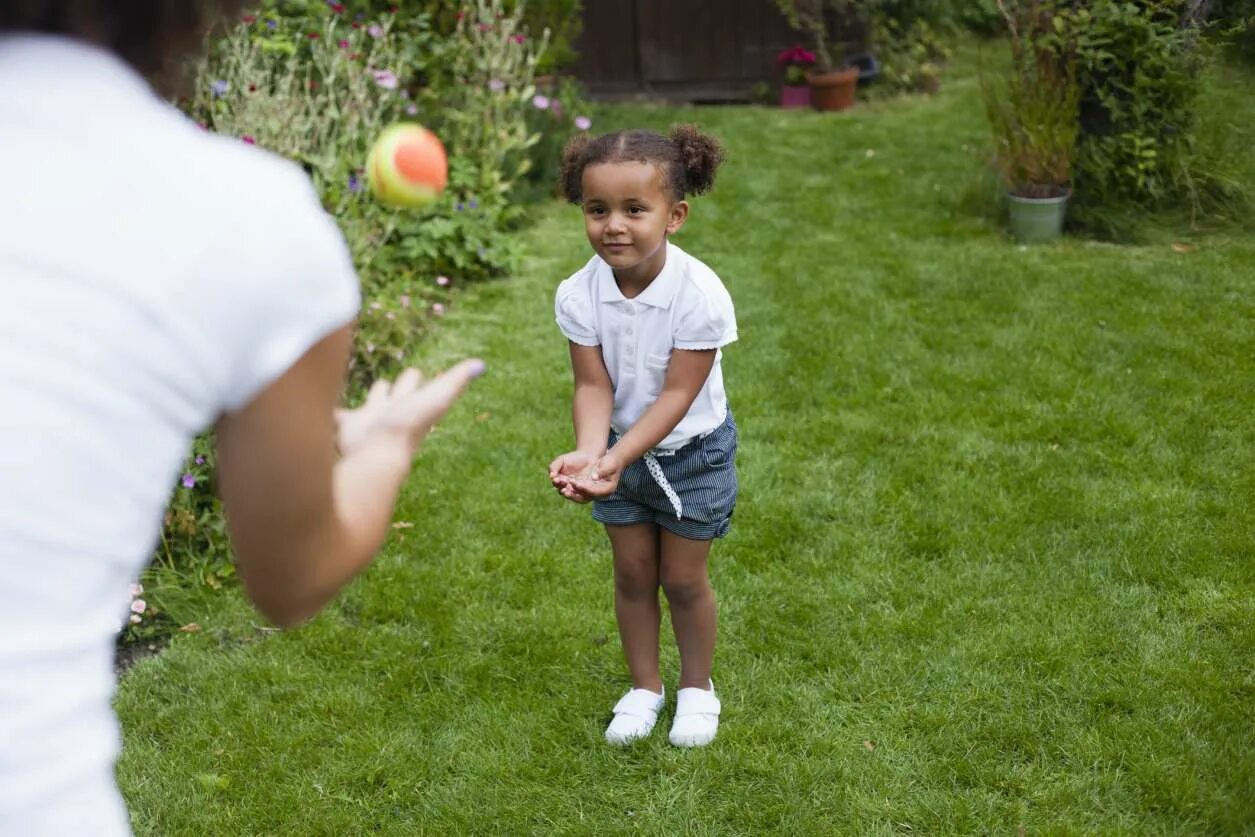Ребенку год все кидает. Ребенок ловит мяч. Ребенок с мячиком в руках. Дети играющие в мяч руками. Ребенок бросает мяч.