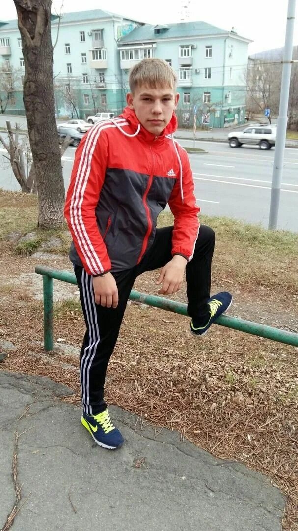 Парень с нашего двора. Парни в спортивках адидас гопники. парень во дворе. юноша в спортивках. мальчики подростки в спортивках.