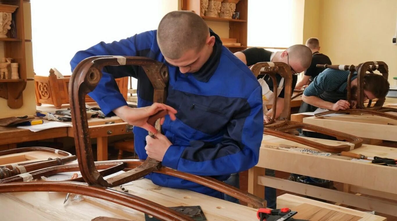 Обучение производству мебели. Мебельное производство. Профессии в деревообработке. Мастер мебельного производства зп. Обучение производству мебели.