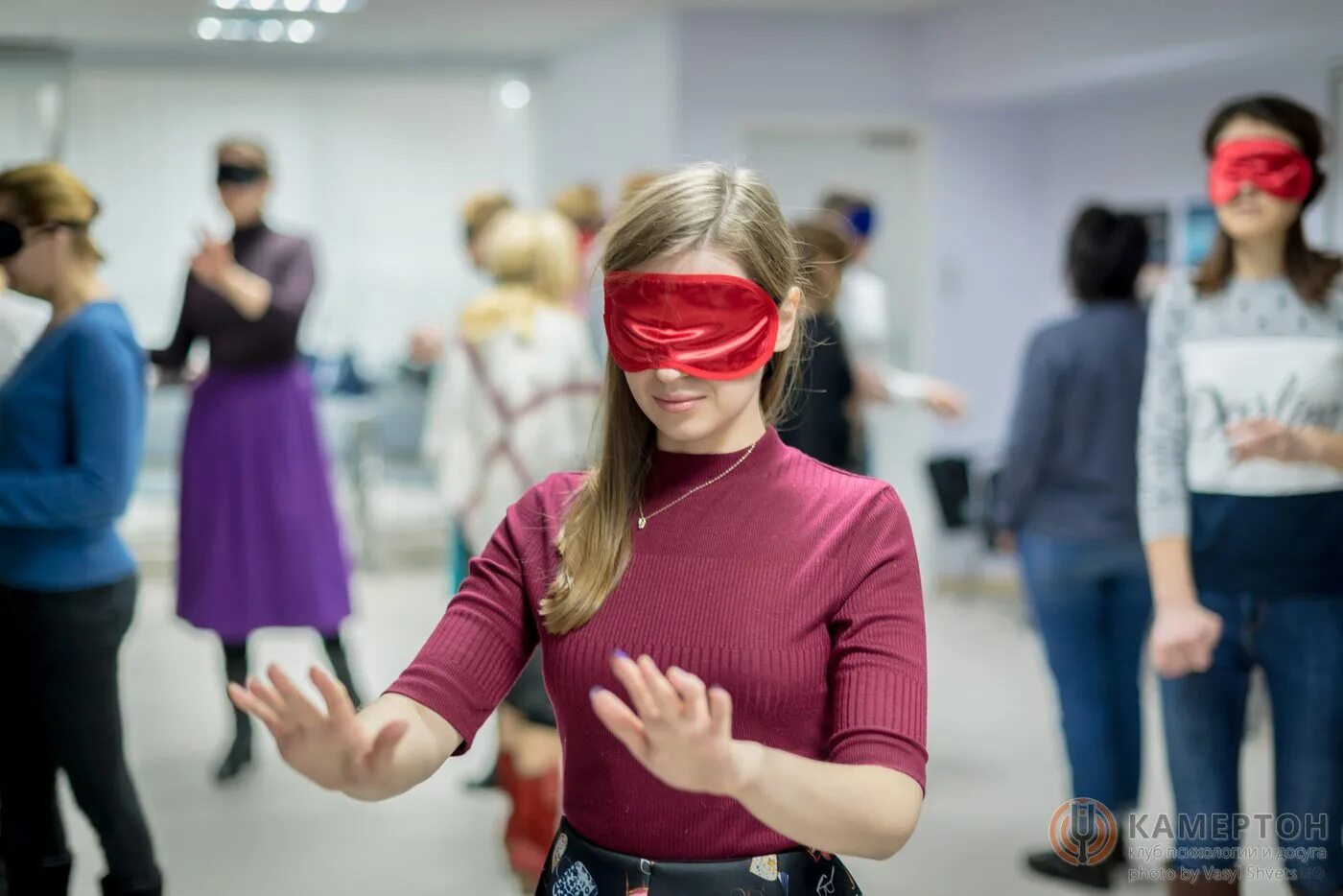 Дома завязываю глаза. Тренинг с закрытыми глазами. человек с завязанными глазами. люди в кругу с закрытыми глазами. человек в повязке.