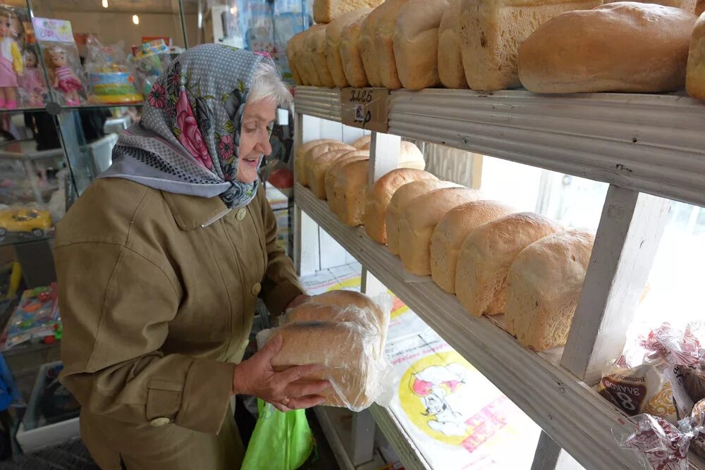 Бабка в магазине. Бабушка с хлебом. Пенсионерка в магазине. Бабушка с хлебом в магазине. Пенсионерка с хлебом.