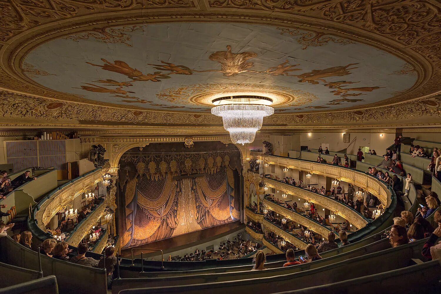 Theatre petersburg. Мариинский театр Санкт-Петербург. Театр в Санкт-Петербурге Мариинский театр. Мариинский театр Театральная 1. Сцена Мариинского театра Санкт-Петербург.