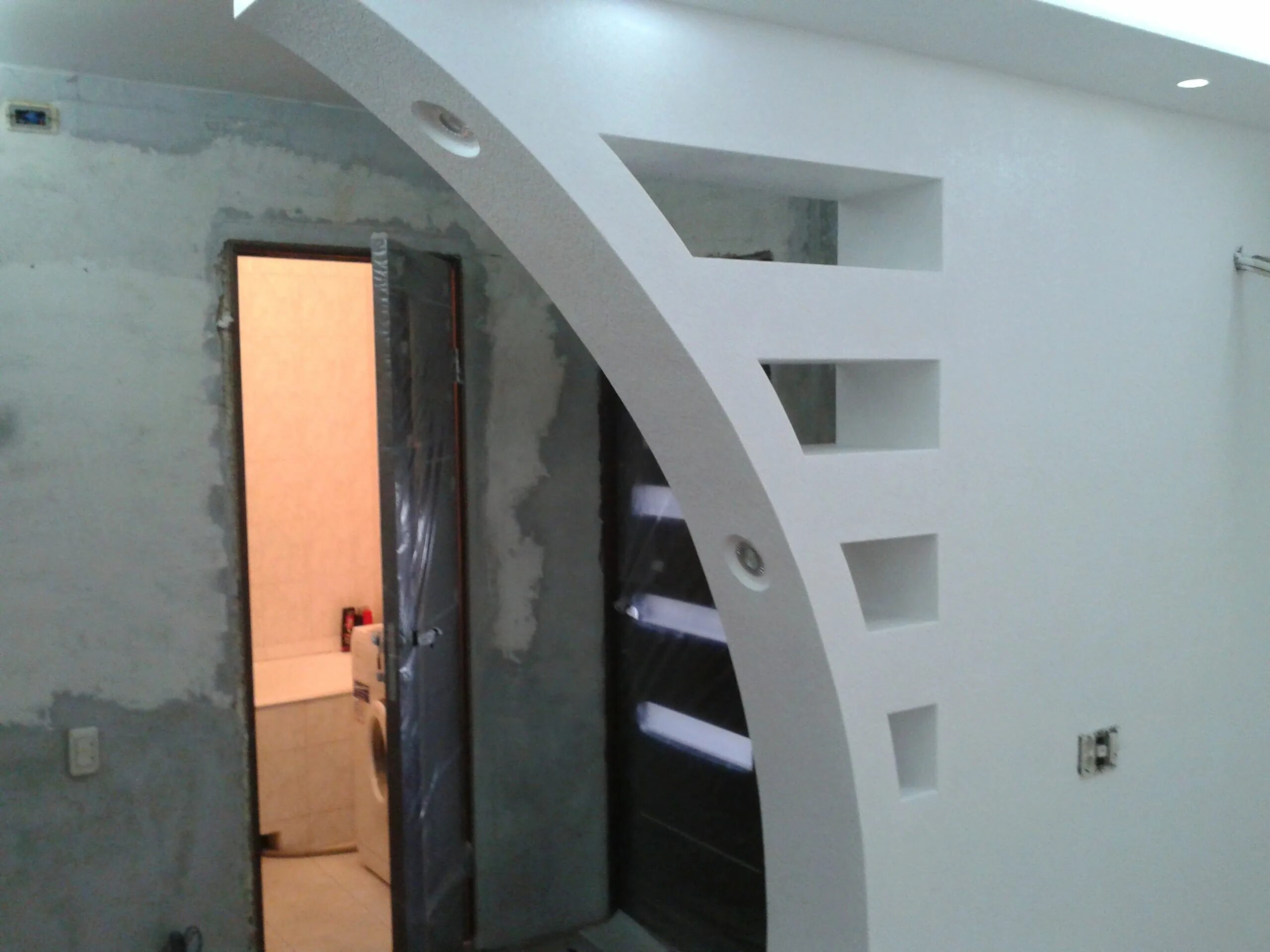 Монтаж потолка. Укладка гипсокартона. Гипсокартонные конструкции на стене. Красивые перегородки из гипсокартона. Строительство гипсокартонных перегородок.