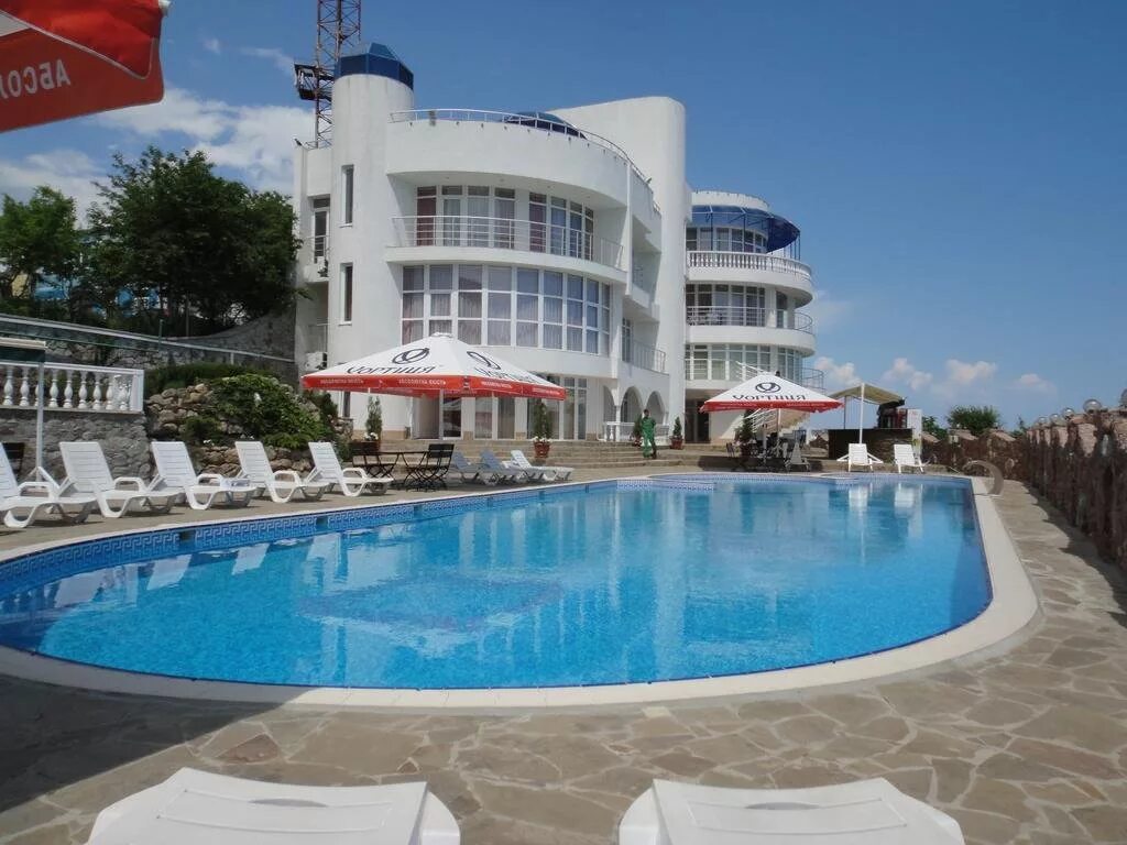 Отели с бассейном в щелкино крым. Маджестик отель крым алушта. Маджестик отель крым алушта. Партенит отели с бассейном. Маджестик отель крым партенит.