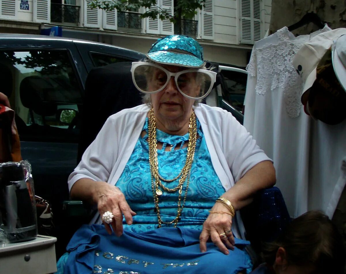Бабушка с вибратором. Смешные старушки. Богатая бабка. Смешные бабульки. Крутые пенсионеры.