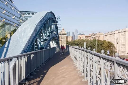 Пешеходный мост соединяющий пушкинскую набережную. Фрунзенская набережная андреевский мост. андреевский мост мгу. андреевский пешеходный мост в москве. андреевский мост в москве арка.
