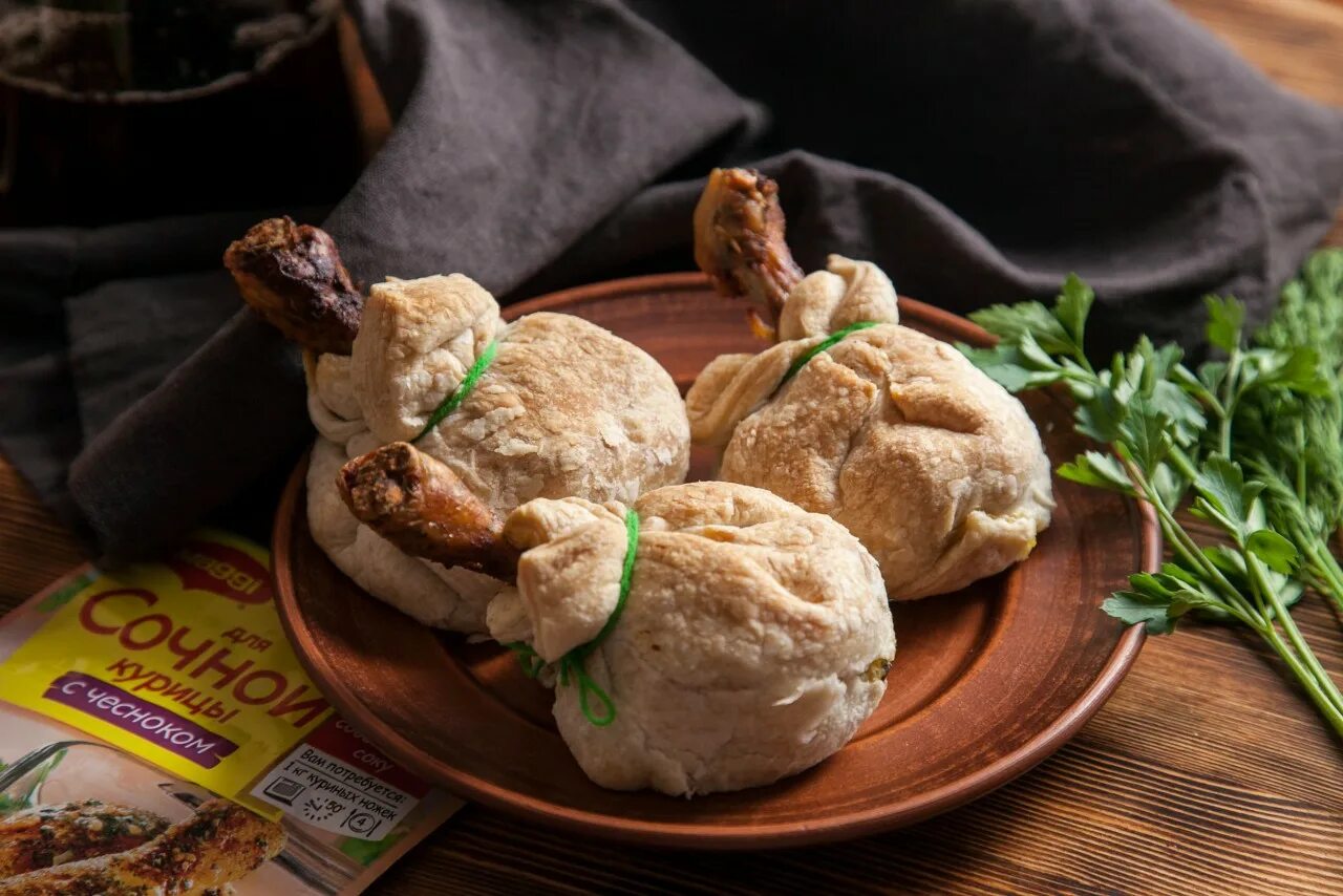 Куриные голени в слоеном тесте. Куриные в тесте. Голень в слоеном тесте в духовке. Запеченные куриные ножки в тесте. Куриные в тесте.