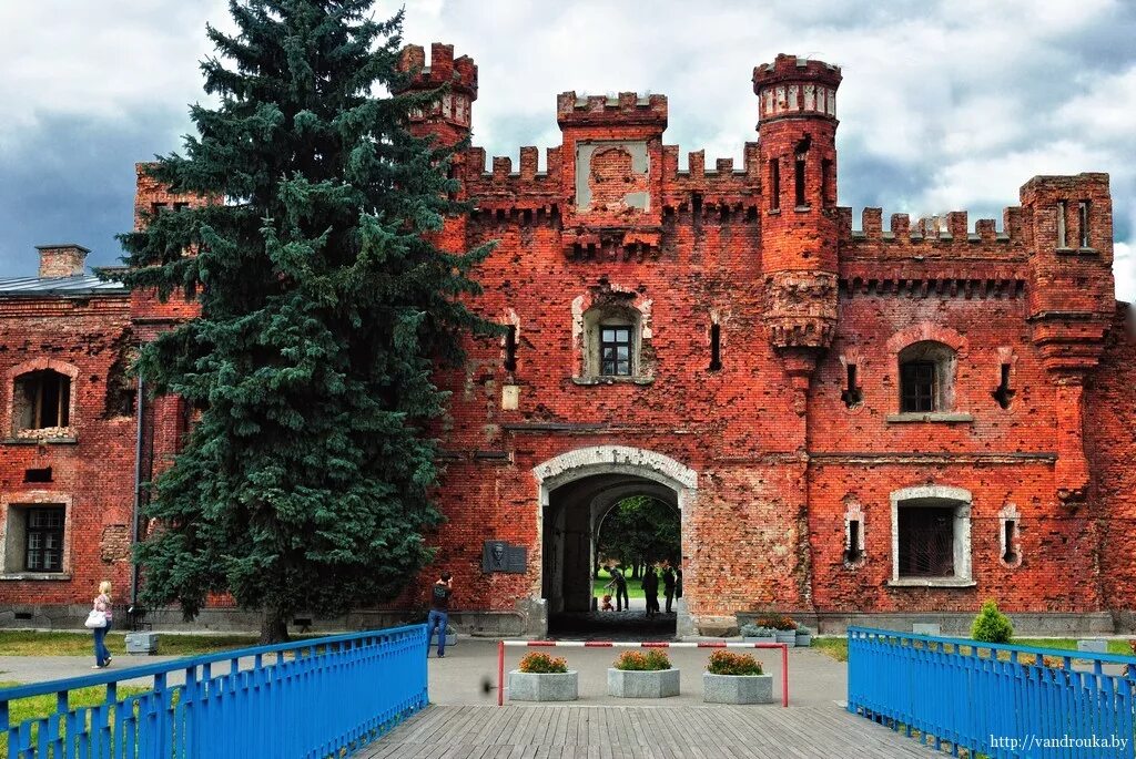 Мирский замок 200x200. Брестская крепость холмские ворота 1941. Несвижский замок в белоруссии. Мирский замок в белоруссии. Мядельский замок замки белоруссии.
