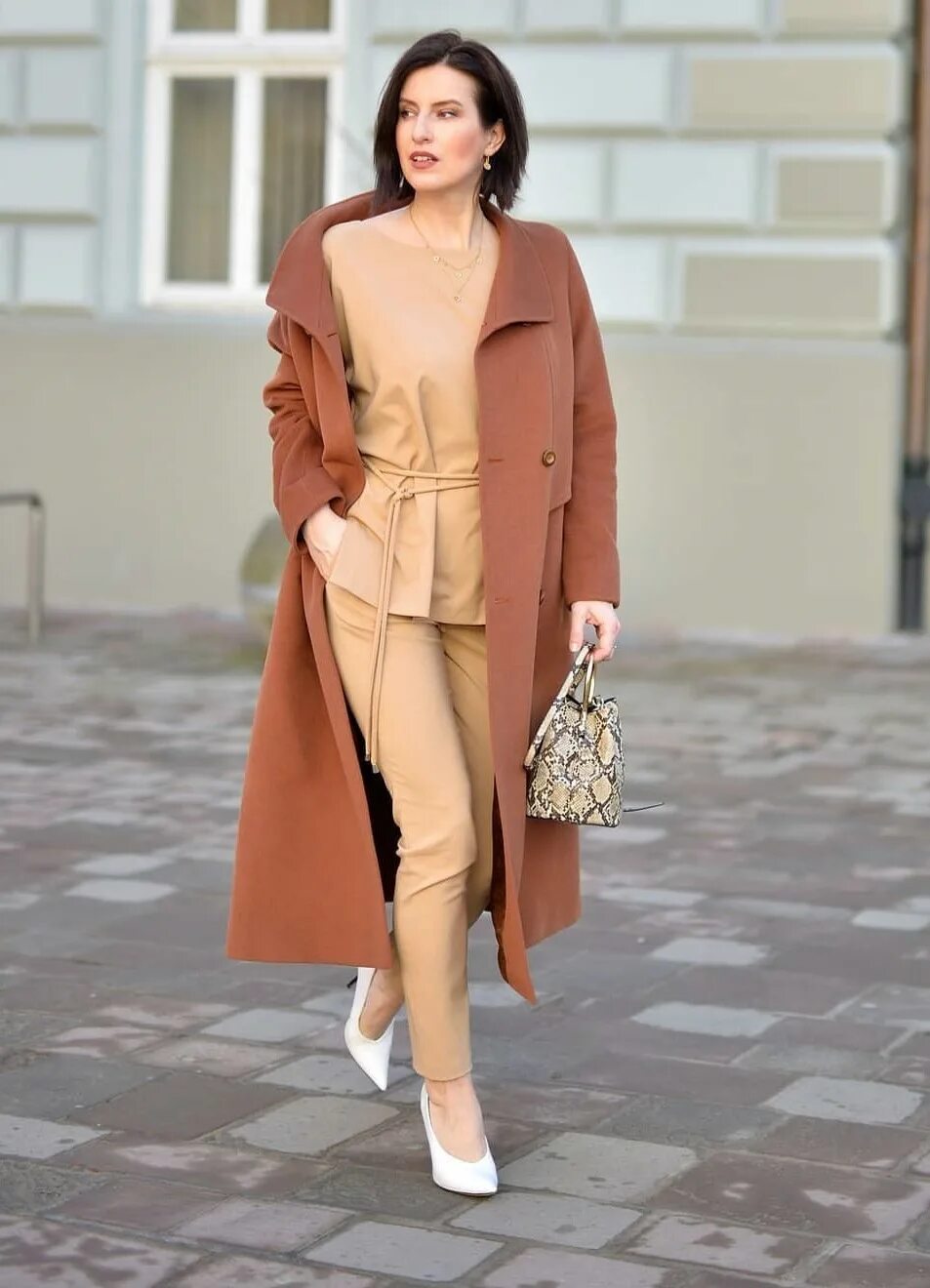 Современная одежда для женщин 40 лет. Стильная женщина. Стильные женщины 40 лет повседневный. Стильные образы для женщин. Как одеваться женщине в 40 лет.