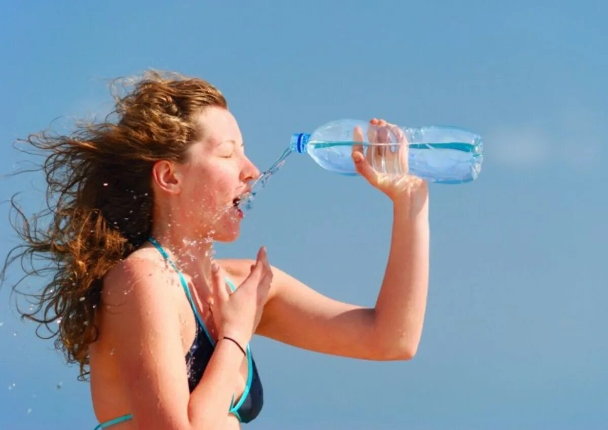 Просто дай воды. Девушка с бутылкой воды. Девушка пьет воду. Пьет воду из бутылки. Девушки в жару.