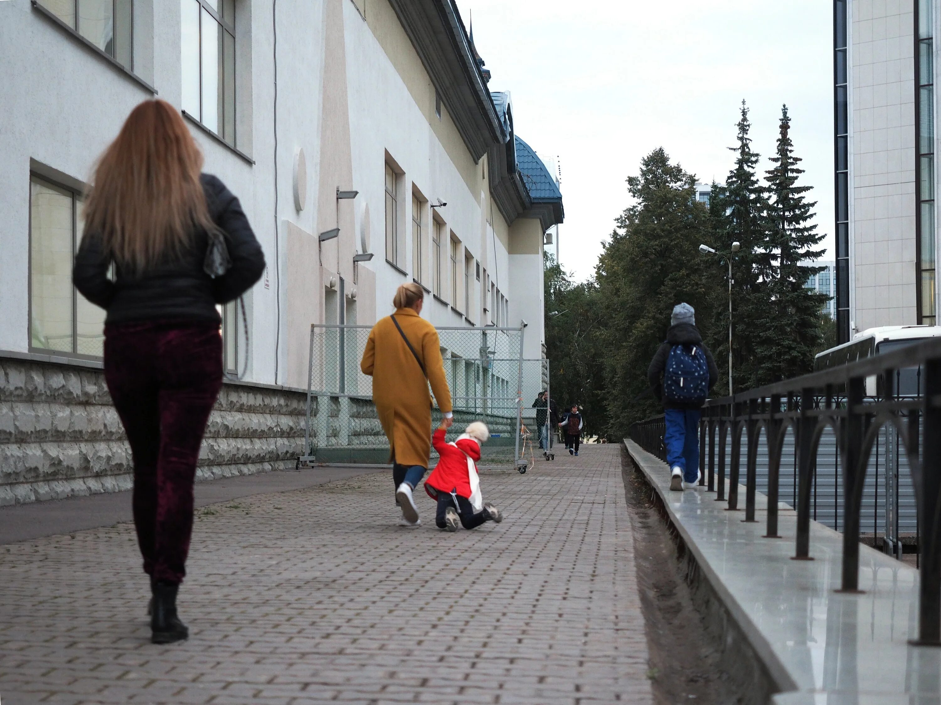 Прохожие люди. Екатеринбург прохожие. Девушки на улицах Екатеринбурга. Человек на улице ЕКБ. Включи видео неделя