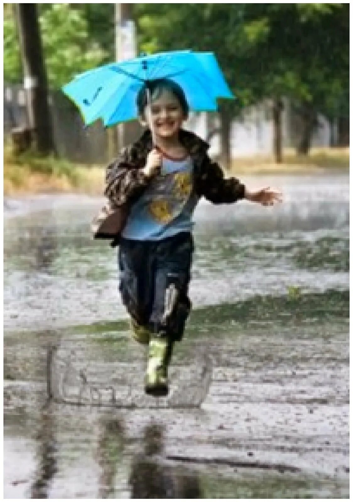 Шагаю по лужам. Мальчик с зонтом. Мальчик под дождем. Дети под дождем летом. Дети под зонтом.