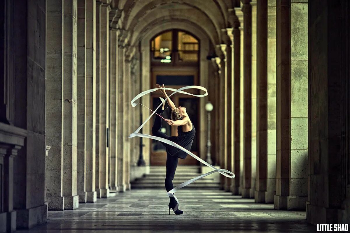 Танцовщица с лентой. Балерина с лентой. Балерина на улице. Фотосессия с лентами.